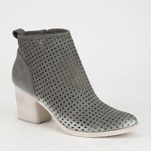 Dolce Vita Kenyon Smoke Grey Perforated Nubuck Bootie Size 9/9.5